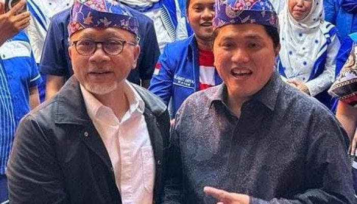 Ahmad Rizki Sadig Berikan Blangkon kepada Erick Thohir dan Zulhas, Sebagai Simbol Kemesraan