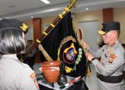 Kapolda Sulteng melakukan pencucian Pataka Wira Dharma Brata jelang Hari Bhayangkara ke-77