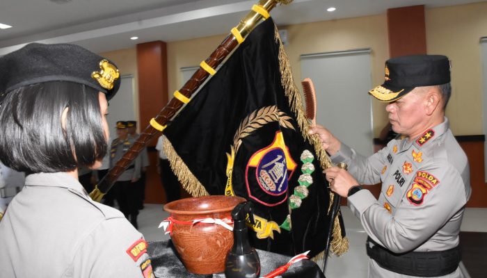 Kapolda Sulteng melakukan pencucian Pataka Wira Dharma Brata jelang Hari Bhayangkara ke-77