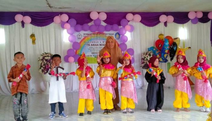 Kabid SD Kab Buol Anita Lasuru, S.Pd Hadiri Pelepasan Peserta Didik Tahun Ajaran 2022-2023 di Balai Desa Kwalabesar