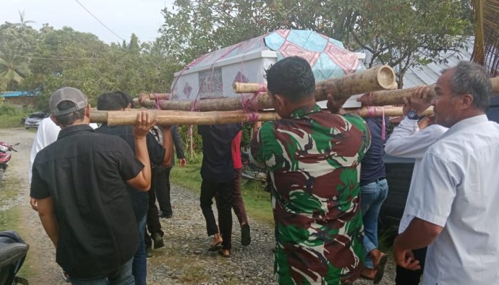 Babinsa Serda Alpius Hadi, Pikul Peti Jenazah sejauh 2 Kilometer di desa Ratoombu