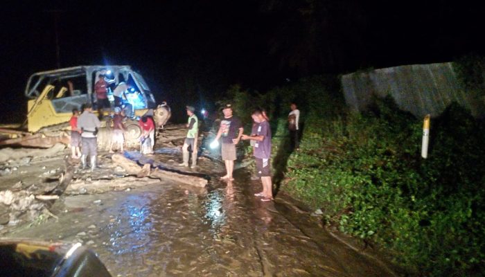Diduga akibat pembalakan Liar dan banjir bandang Jalan trans Sulawesi Lumpuh Total di Desa Huhak