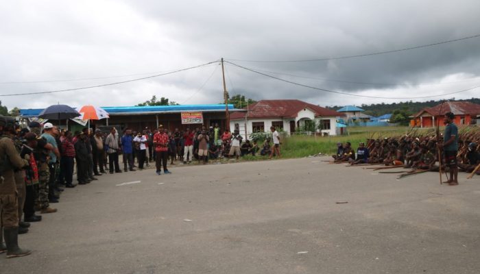 Satgas Yonif MR 411 Kostrad Bersinergi Fasilitasi Mediasi Perang Suku di Kenyam Papua