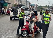 Satlantas Polres Morowali Bagikan Stiker Kedepankan Edukasi