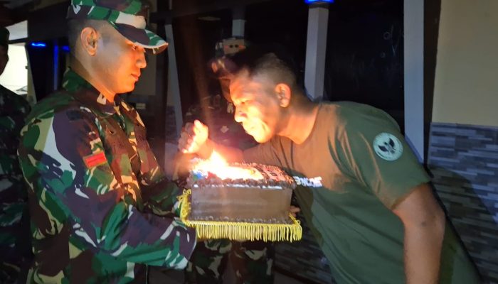 Dandim 1307/Poso, Letkol Inf. Hasroel Tamin suprise berikan Kue ucapan HUT Bhayangkara ke-77