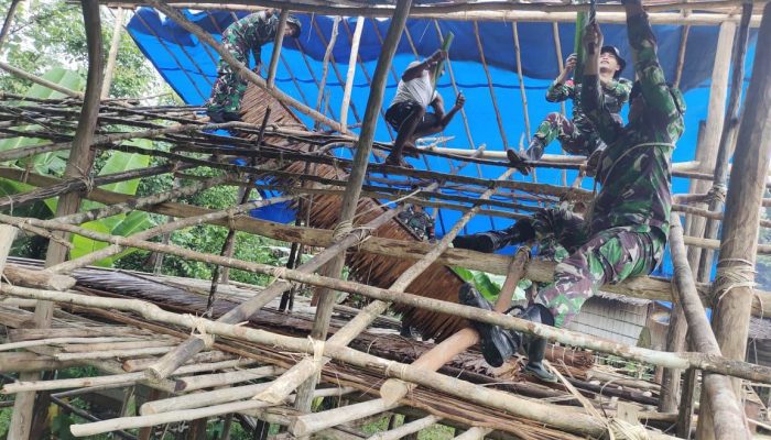 Di Tapal Batas RI-PNG, Satgas Yonif 725/Woroagi Bantu Perbaikan Rumah Warga