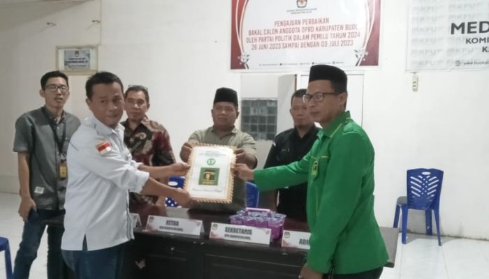 Sekertaris DPC Partai PPP Irwan Saleh Menyerahan Hasil Perbaikan Bacaleg Kepada KPU Kabupaten Buol