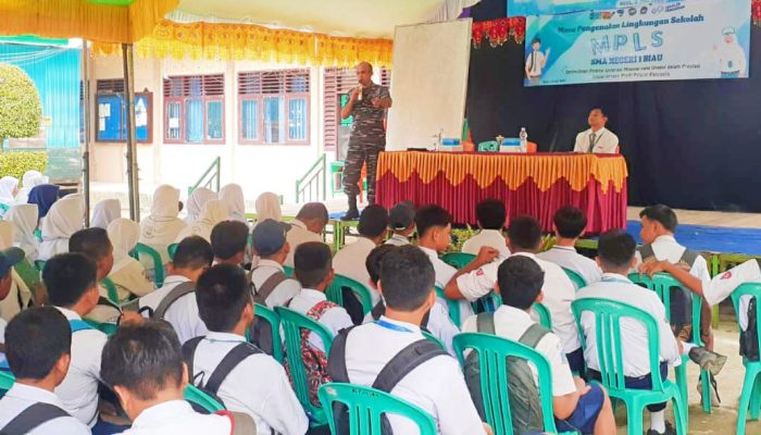 Danpos TNI AL Buol Letda Laut Pungky Pradita mengelar Sosialisasi di SMA 1 Biau
