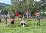 Beri Teladan Yang Baik, Babinsa Koramil 1305-02/Tolitoli Utara Bersama Warga Bersihkan Lapangan Sepak Bola