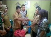 Babinsa Koramil 1305-01/Baolan bersama pemerintah Kelurahan Bagikan Sembako Kepada warga binaan