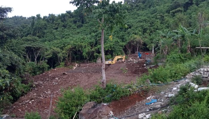 Tumpukan Material Batuan dan Tanah Ancam Rumah Warga Akibat Aktifitas Tambang Ilegal di Desa Lintidu
