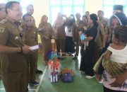 PJ. Bupati Buol Membagikan Bantuan Sosial Untuk Anak Berisiko Stunting di Kec Momunu dan Tiloan