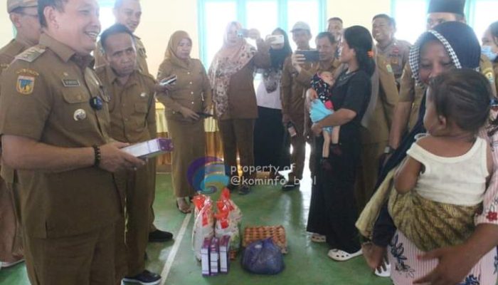 PJ. Bupati Buol Membagikan Bantuan Sosial Untuk Anak Berisiko Stunting di Kec Momunu dan Tiloan