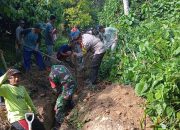 Penuhi Kebutuhan Air Bersih, Babinsa Sertu M Tabaru Bersama Warga Lakukan Pengalian Jaringan Pipa Air Bersih