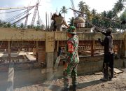 Babinsa Koramil 1305-10/Dampal Selatan Bersama Masyarakat Gotong Royong Cor Atap Masjid