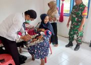 Wujudkan Kesehatan Ibu dan balita, Babinsa Koramil 1305-08 Dampingi Imunisasi Balita