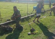 Babinsa Koramil 1305-07/Bunobogu Bersama Warga Kerja Bakti Bersihkan Lapangan Sepak Bola