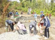 Pakai Tanganpun Jadi, Kata Salah Satu Satgas TMMD 118 Kodim 1305/BT