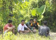 Warga dan Anggota Satgas TMMD Ke 118 Kodim 1305/BT Ambil Material di Sungai