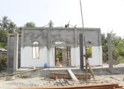 Satgas TMMD 118 Kodim 1305/BT: Rehab Mushola Masuk Tahap Penghalusan Dinding “Acian”