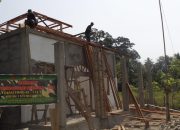 Satgas TMMD 118 Kodim 1305/BT: Bersama Masyarakat Berjibaku Pasang Rangka Atap Mushola