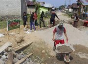 TMMD 118 Kodim 1305/BT: Angkut Material Gunakan Gerobak Dorong