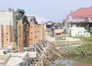 Satgas TMMD 118 Kodim 1305/BT: Mulai Kerjakan Pengaman Besi Jembatan