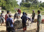 Satgas TMMD 118 Kodim 1305/BT: Aduk Semen saja di Borong