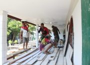 TMMD Ke-117 Kodim 1305/BT: Pengecetan Plafon Triplek di Lokasi rehab Mesjid