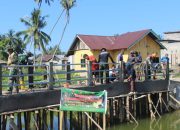 Satgas TMMD 118 Kodim 1305/BT: Prajurit dan Warga Percepat Pengecatan Pengaman Jembatan