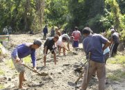 Satgas TMMD 118 Kodim 1305/BT : Bersama Warga Ratakan Timbunan Sirtu Dengan Alat Manual