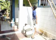 Satgas TMMD 118 Kodim 1305/BT : Percantik MCK Pasang keramik