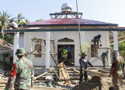 Satgas TMMD 118 Kodim 1305/BT : Lagi pasang Kubah Mushola