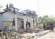Pemasangan Lisplang Mushola Oleh TMMD 118 Kodim 1305/BT
