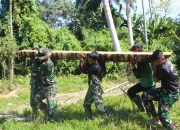 “Gotong Royong” Anggota Satgas TMMD 118 Kodim Pikul Batang Kelapa