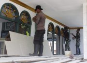 Warga Bantu Satgas TMMD 118 Kodim 1305/BT Cat Kusen Pintu dan Jendela Masjid