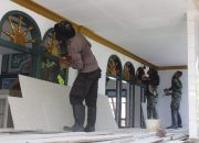 Kolaborasi Anggota Polres dan TNI dilokasi TMMD 118 Cat Masjid Jendela Nurul Iman