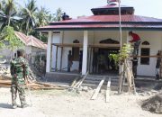 Dari luar Bangunan Mushola Satgas TMMD 118 Kodim 1305/BT Pasang Palfon