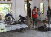 Pemasangan Keramik Lantai Mushola TMMD 118 Telah mencapai 35 persen