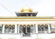 “Bernyali” Anggota Satgas TMMD Kodim 1305/BT Cat Plafon dibawah Kubah Mushola