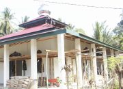 Satgas TMMD 118 dan Warga Buat pintu Mesjid dan Mushola