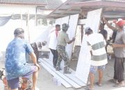 Satgas TMMD 118 dan Warga Buat pintu Mesjid dan Mushola
