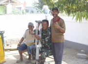 Serma Kalele Anggota Satgas TMMD 118 Kodim 1305/BT Komsos bersama Warga