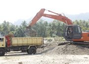Alat Berat Excavator Terus Bekerja Demi Percepat Penyelesaian jalan TMMD ke-118