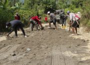 Lakukan Penimbunan Satgas TMMD 118 Bekerja di bawah Cuaca Panas