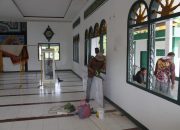 Pintu Utama mesjid Nurul Iman Mulai di Pasang Oleh Satgas TMMD 118