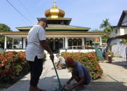 Anggota Satgas TMMD 118 Potong Besi Pagar Gapura