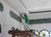 Pemasangan Lis profil Plafon Mesjid Nurul Iman TMMD 118 Dilakukan Dengan Semangat