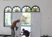 Pemasangan Pintu Utama Bangunan Mesjid Nurul Iman TMMD 118 Tuntas