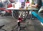 Asyiknya ngopi di meja daurulang barang otomotif